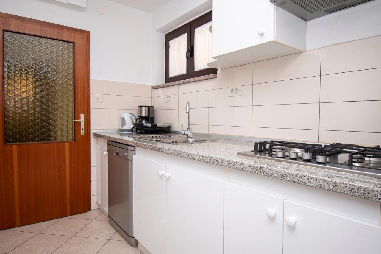 Holiday Apartment 50M From The Beach Pjescana Uvala Ngoại thất bức ảnh
